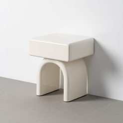 Mesa em MDF laqueado creme - Quarto 50 x 40 x 57 cm