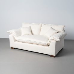 Sofá de 2 lugares em tecido creme